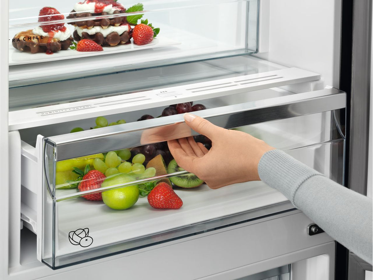 AEG 7000 UltraFresh+ RCB732E3MX 60-40 Total No Frost Fridge Freezer - Stainless Steel - E Rated